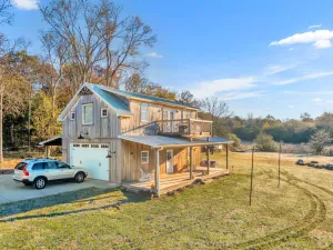 Image of Barndominium with lake view, close to Nashville!