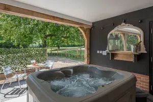 Image of Geoff's Rest at Pond Hall Farm in Hadleigh with Private Hot Tub