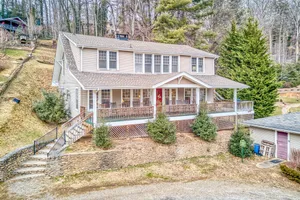 Image of Dog-friendly home with updated kitchen, central AC, washer\/dryer & large porch