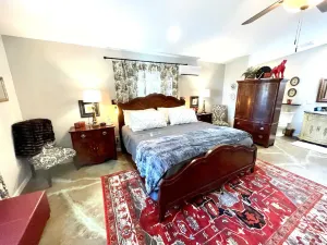 Image of Lubbock Room in Red Oak Lodge @ Towering Oaks b&b
