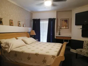 Image of Luxury remodeled w\/private covered patio, next to biking trail