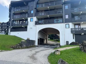 Image of Modern apt 5 ppl, balcony with ski runs view