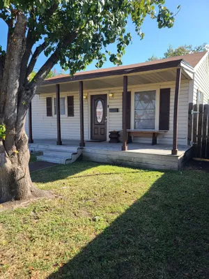 Image of Charming 4 bedroom home. Entire home and back yard all to yourself. <br>Free wifi