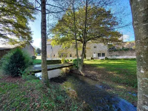 Image of Riverside Retreat: Spacious 3BR House, Private Fishing Pond, Near Charming Villages & Outdoor Activities
