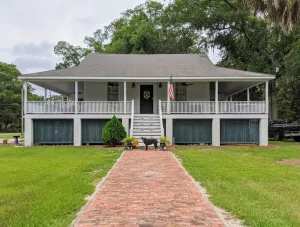 Image of Historic  \"Cannon Ball\" House Close to Cumberland ferry and historic down town.