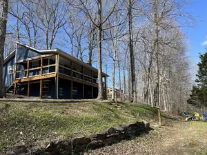 Image of Lake Daze, Blue Cottage <1mile to Jamestown Marina with space to trailer boat.