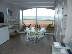 Image of Studio lumineux face mer avec balcon et parking privé, à 500m des commerces - FR-1-323-450