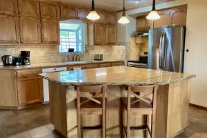 Image of Ideal Yosemite Location: Walk Downtown & 45 min Scenic Drive to Park. EV Charger