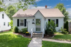 Image of NEW! Cheerful 2 bd bungalow with hot tub. Must see!
