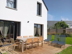 Image of Charming 4-Bedroom House Near Beach with Garden and Parking in Arzon