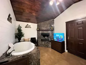 Image of Quaint 2Bd Suite w\/ Hot Tub - Bear Manor #15