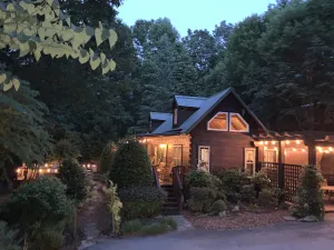 Image of Heaven’s Door Mountain Retreat with Hot Tub