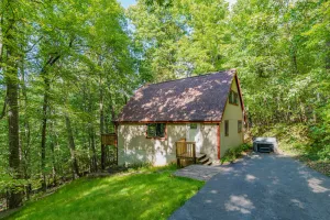 Image of Modern Chalet w Hot Tub, Large Deck, Grill & WiFi