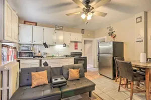 Image of Spacious 3 bedroom 2nd floor apartment min from downtown!