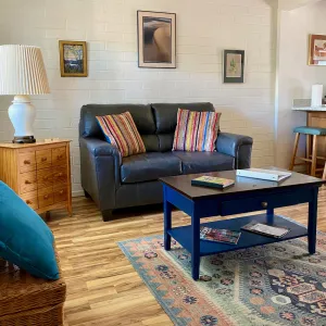 Image of Cute & Cozy Vintage Two Bedroom In Green Valley