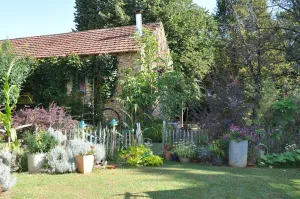 Image of Gite 4 pers. Dordogne surrounded by trees and close to a traditional inn