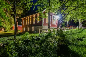 Image of DEVILS LAKE SCHOOL HOUSE , Walk to the Park and Tumbled Rock Micro Brewery