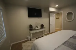 Image of Upscale 2-bedroom with onsite parking.