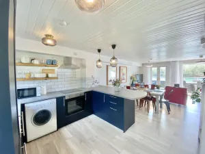 Image of Stunning Completely Refurbished Lakeside Lodge - Sleeps 6