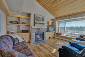 Image of River Runs Through, Overlooks Deschutes River, Dog Friendly, Hot Tub