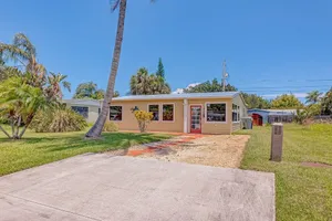 Image of Charming, beachy cottage with a full kitchen, central AC, & washer\/dryer