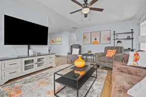 Image of Great, Modern, Solar Pwr Half-Plex in Country Glen