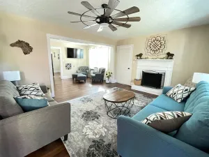 Image of Fun House\/King Bed - Close to Town\/Full of Entertainment!