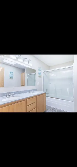 Image of Spacious 5 bedroom home 30 min to Eugene