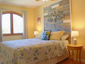 Image of Sunflower Inn - Zinnia Room