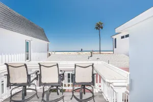 Image of Upstairs Oceanfront Cottage w\/ Balcony!