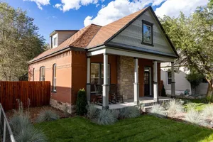 Image of Stunning Vintage Victorian-Era Cottage - Walk to train\/river\/park\/downtown.