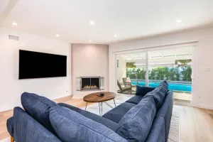 Image of King Suite \/ Free Heated Pool \/ BBQ \/ Newly Renovated