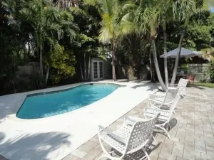 Image of Private Cottage Historic District In Old Northwood Close To The Beach