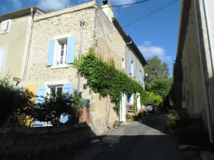 Image of Embres. Vast, pretty traditional house, renovated stone, welcoming, superb area