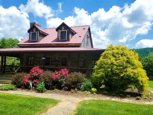 Image of Countryside Cabin with Mountain Views near Surreybrooke Gardens
