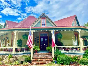 Image of Irishette - Charming Suite in 1893 Victorian Home