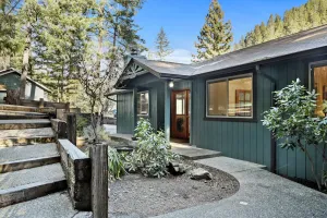 Image of Galice Lodge House on the scenic Rogue River