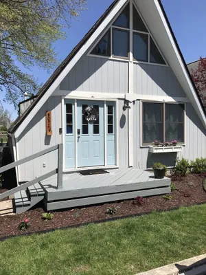 Image of Cozy cottage—lake Wawasee channel— easy access to lake