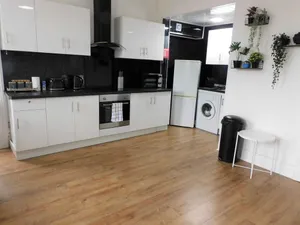 Image of Comfortable 4 bed Apt in Paisley Next to Station