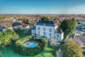 Image of Large property 8\/9 bedrooms with swimming pool and large garden near the beaches