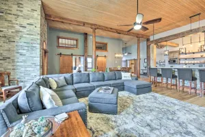 Image of Beautiful Downtown Home - 2 Blks from Lake