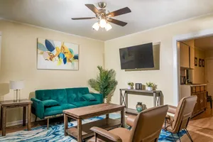 Image of Exquisite Rogers Park 1 bedroom, 1 bath Apartment Near Evanston