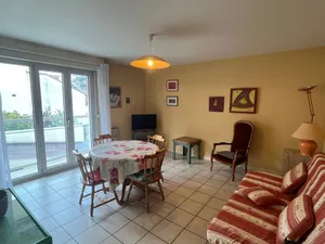 Image of Charmant T2 au Centre d'Aix-les-Bains, Calme, Sud, Parking Privé, Proche Thermes et Commerces - FR-1-555-94