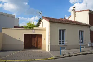Image of Town house very close to Paris.