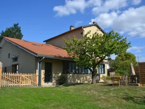 Image of Gîte Familial 200m² avec Jardin, Terrasse, Jeux, et Confort Moderne à Chazelles-sur-Lyon - FR-1-496-203