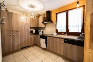 Image of Bel Appartement 3 Pièces avec Balcon, Proche Centre Châtel, Parking et Connexion WiFi - FR-1-676-119