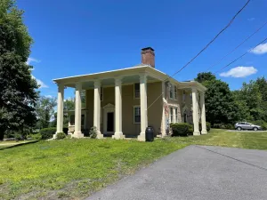Image of Historic Colonial on Willard Brook.