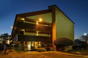 Image of Super 8 by Wyndham Deerfield - Northbrook