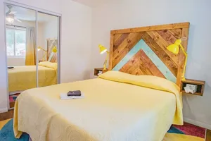 Image of New! JT SUNSHINE HOUSE Cozy, Artsy & Comfy, Dog Friendly, 3BD