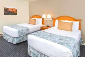 Image of Theaterfest Lodging! 2 Comfortable Units, Pool, Parking, Continental Breakfast!